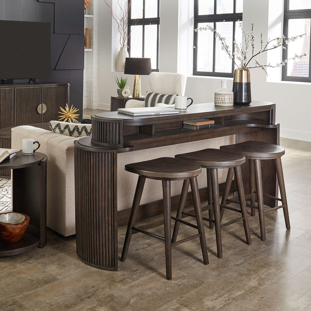 Mesa consola con vista a la ciudad y taburetes