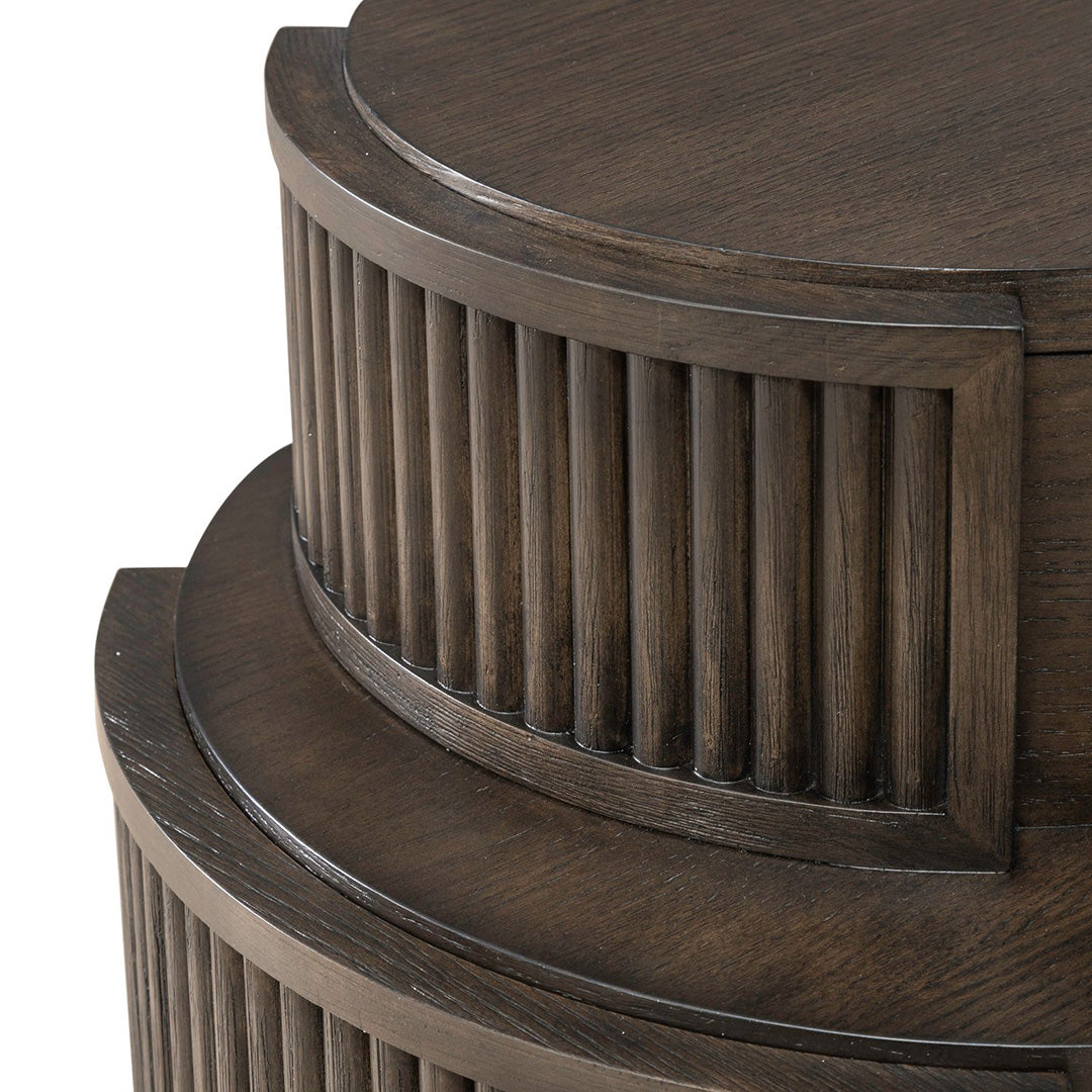 Mesa consola con vista a la ciudad y taburetes