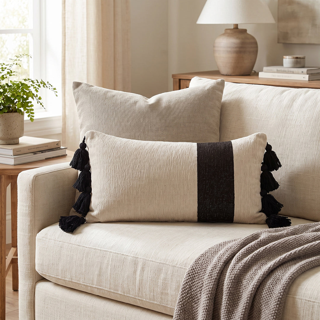 Black and white Almohada con borlas en blanco y negro from P D Home & Garden - Black finish