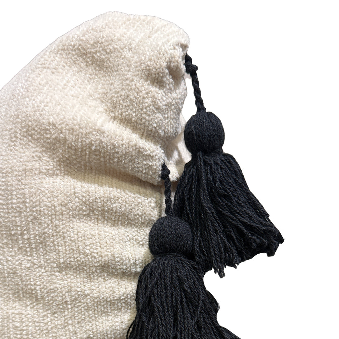 Black and white Almohada con borlas en blanco y negro from P D Home & Garden - Black finish